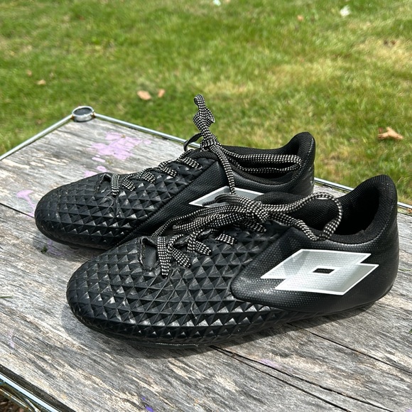 Lotto Forza Elite 2 Black and silver,size 4,Unisex Kids Youth Soccer Cleats - Picture 2 of 6